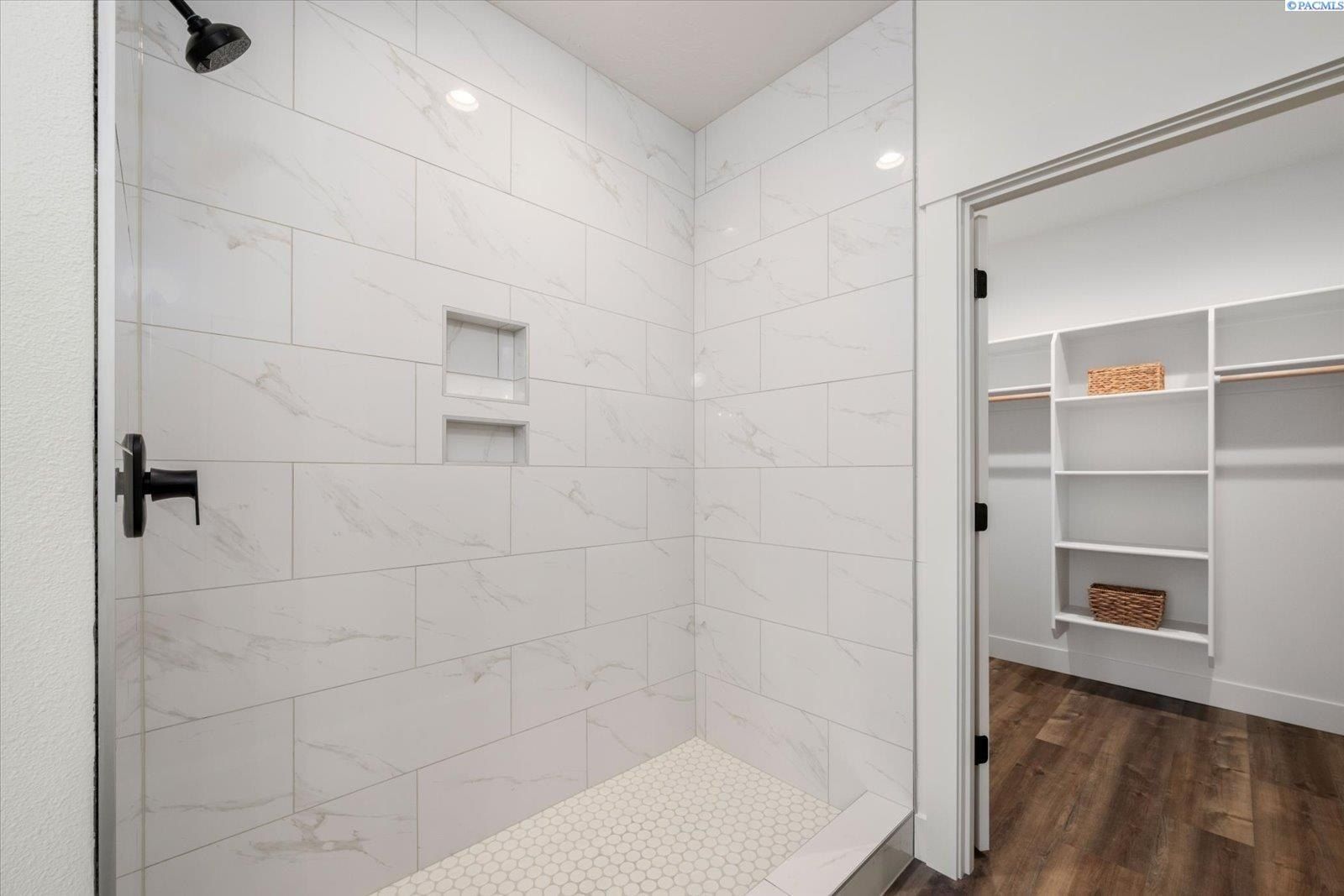 1102 Fairhaven Loop. Richland, WA 99352