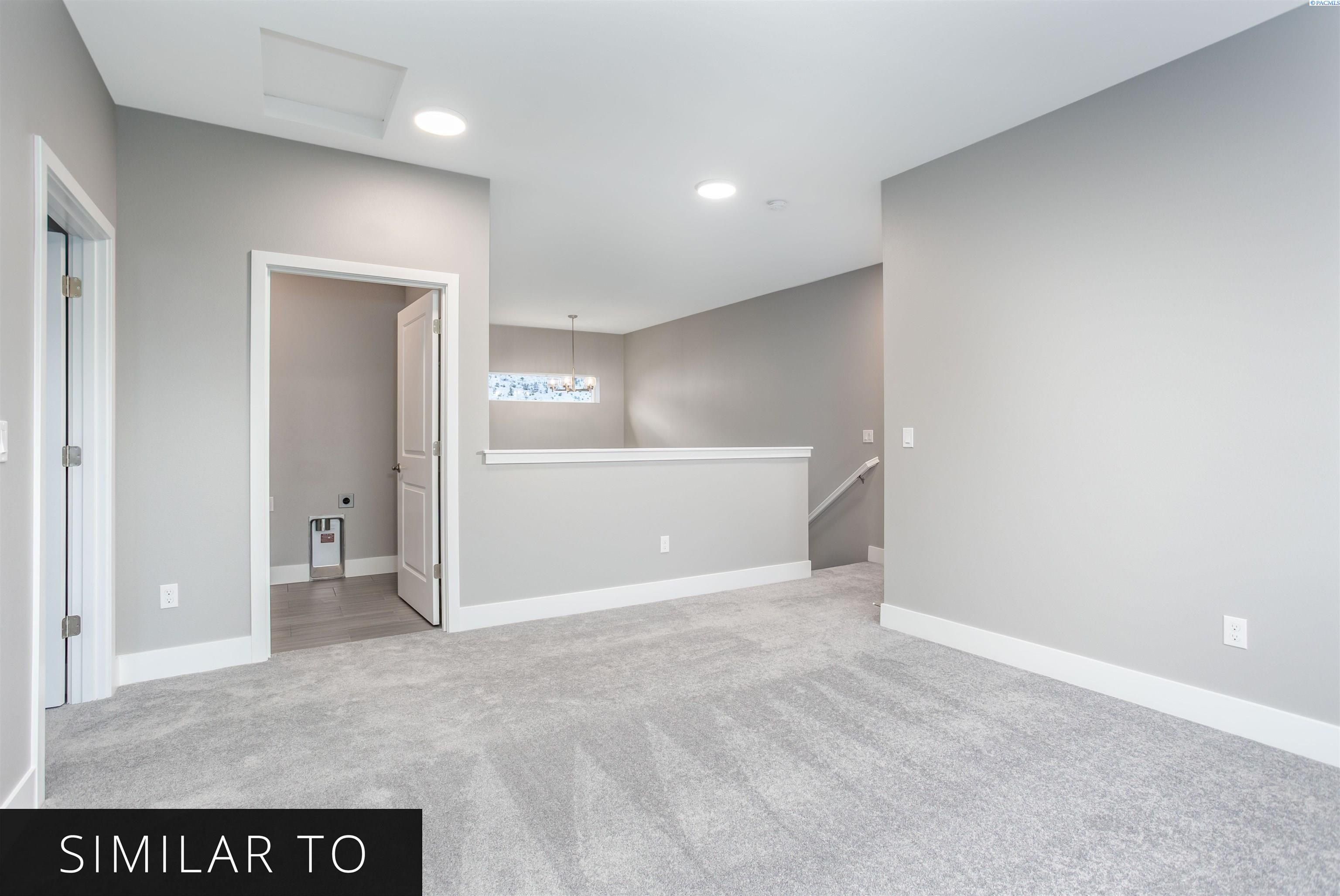1122 S Florida Loop. Kennewick, WA 99338