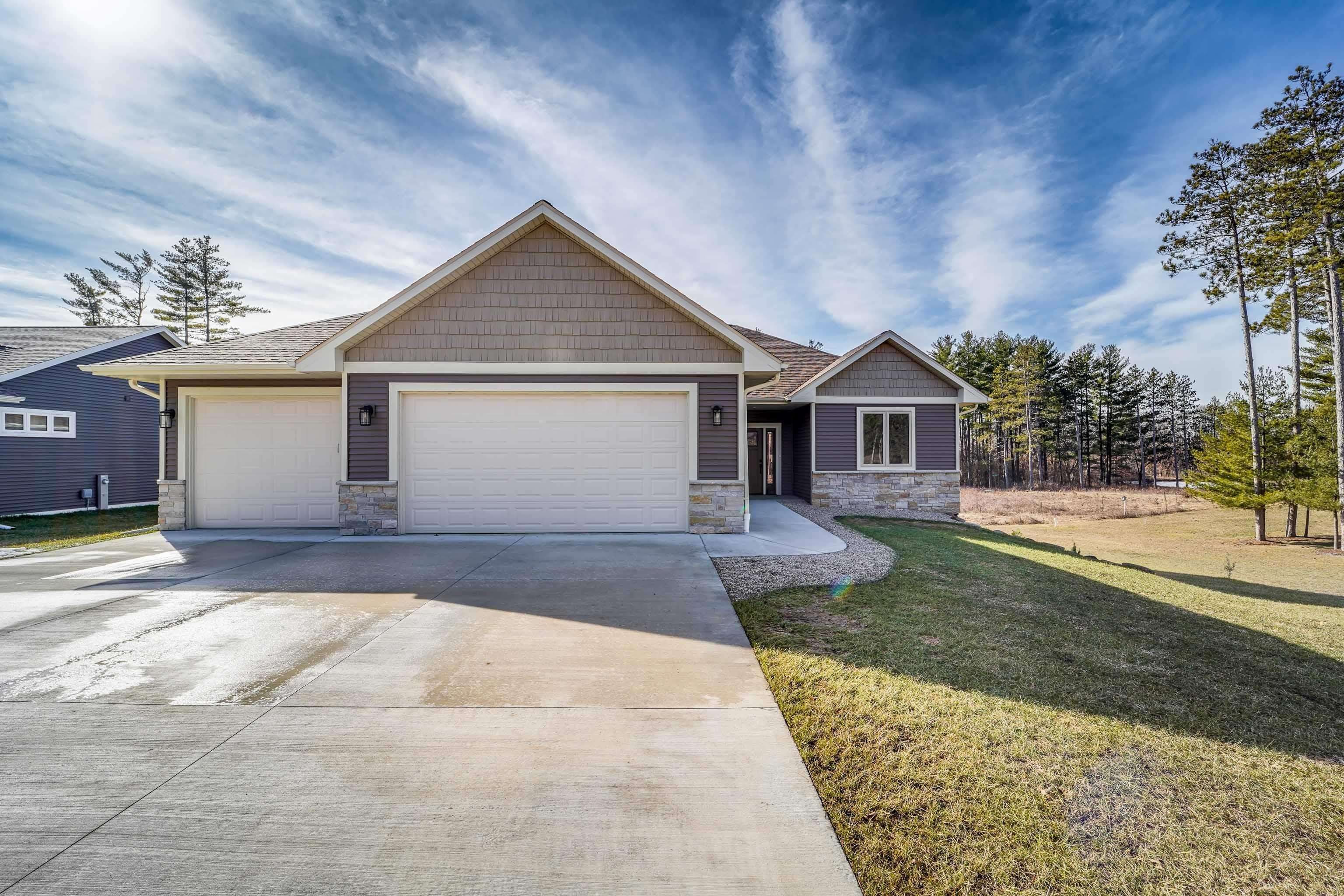 808 Saddle Ridge. Portage, WI 53901