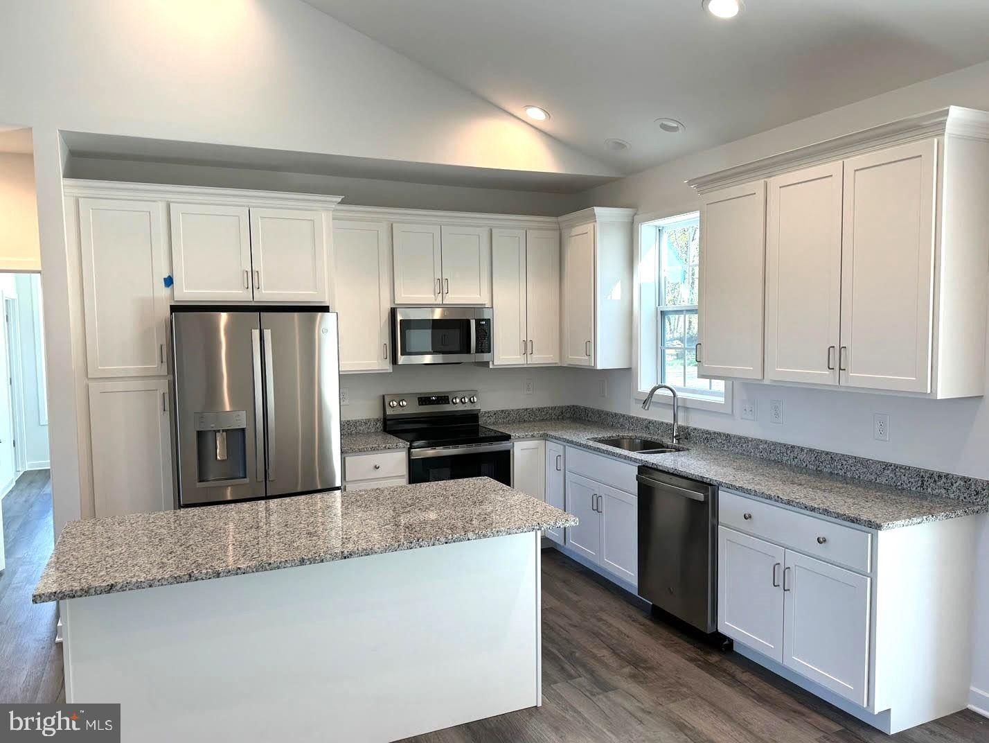 Glenaire Road. Bunker Hill, WV 25413