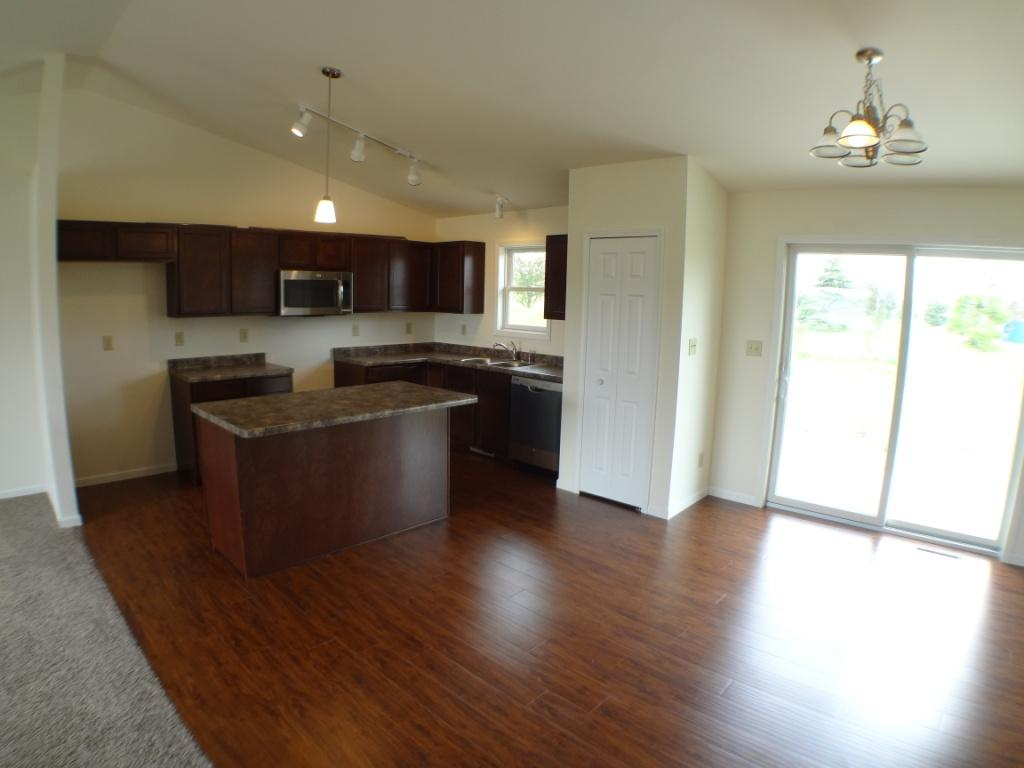 Kit-Dining/Open Concept/Vaulted/Island