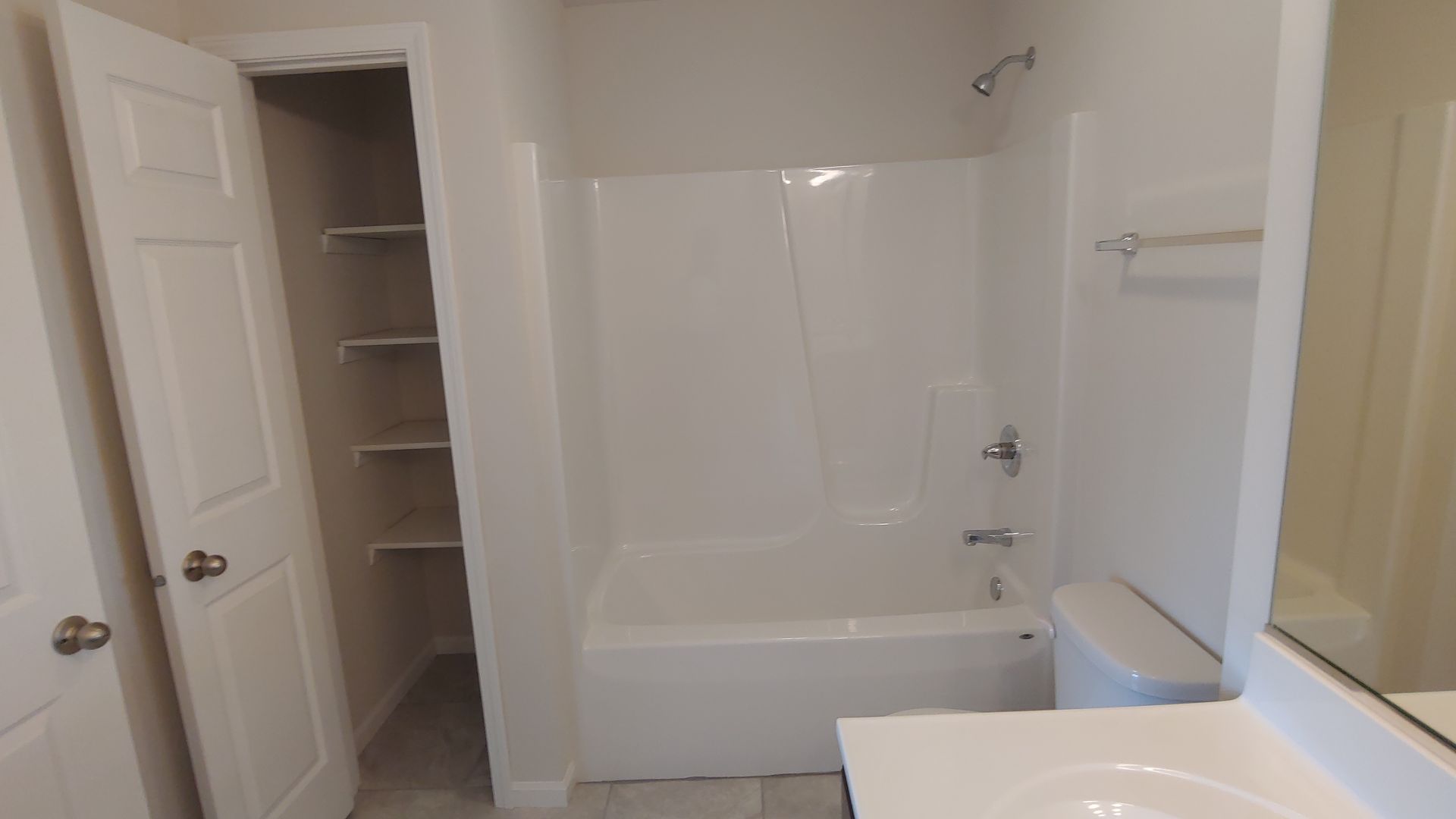 MBR Bath Tub/Linen