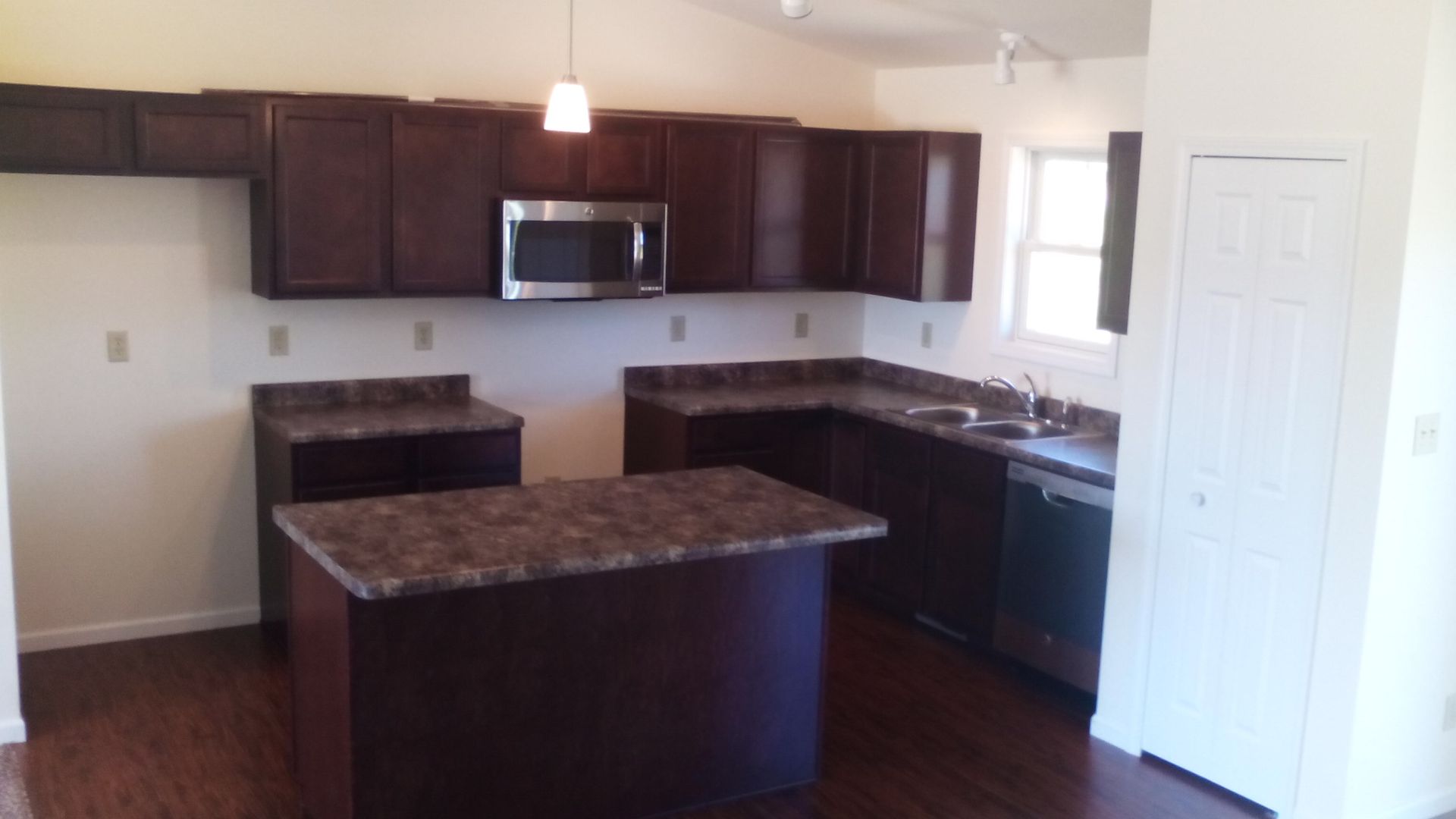 Kitchen w/Island