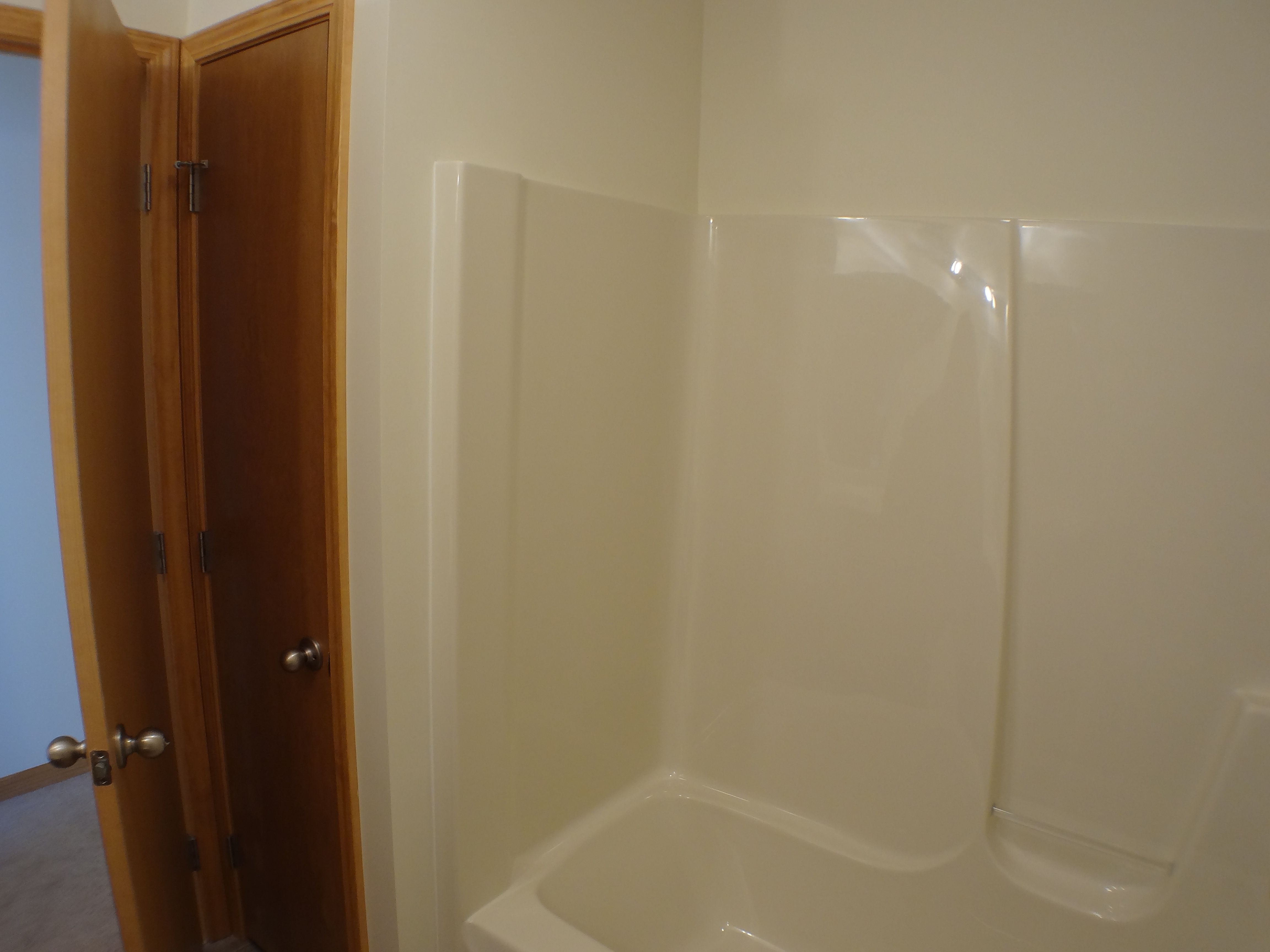 Family Bath Tub/Linen