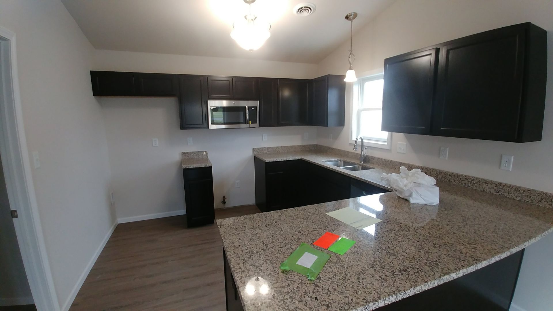 Kitchen showing optional peninsula/breakfast bar