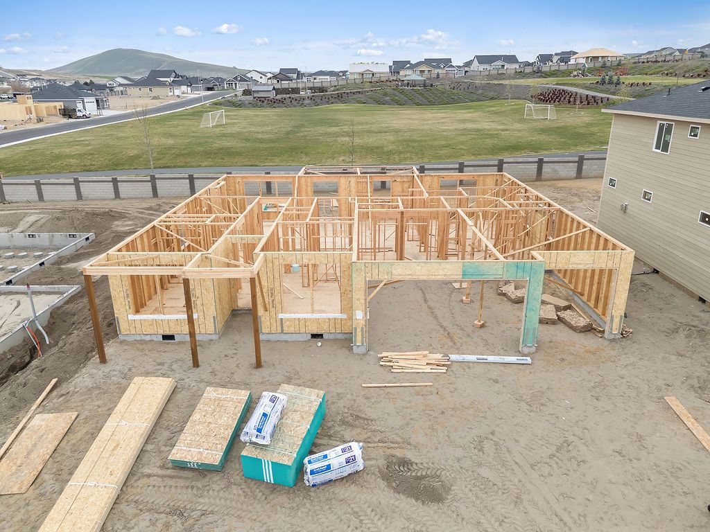 7909 Remmel ST (Plan 2205)