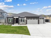 The Heights at Red Mountain Ranch por Aho Construction en Richland Washington