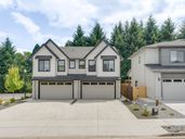 The Courtyards at Hidden Crest por Aho Construction en Portland-Vancouver Washington