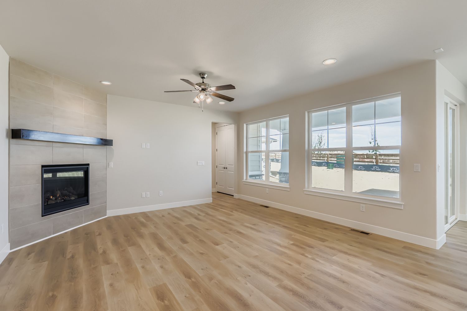5841 Aspenglow Street living room