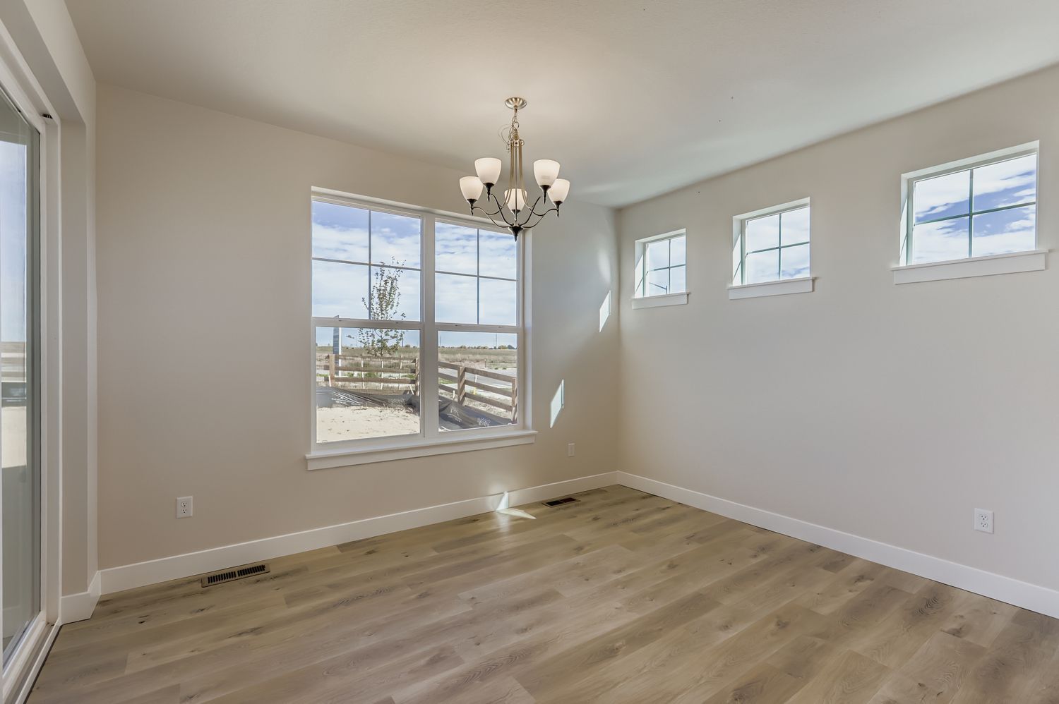 5841 Aspenglow Street dining area