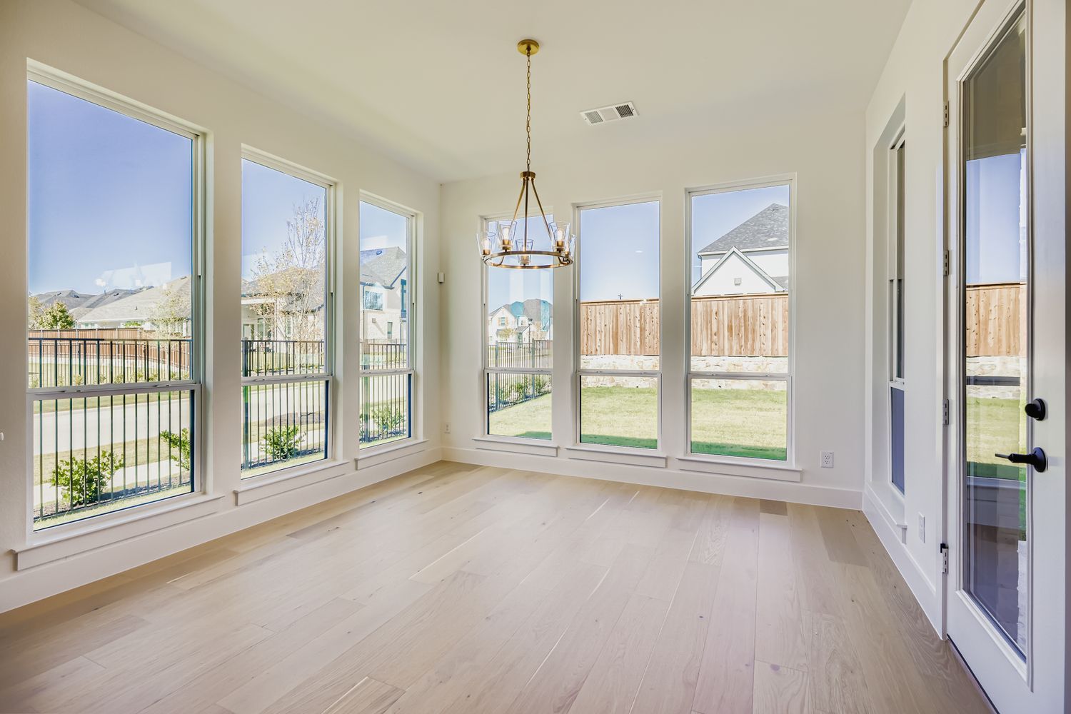 Plan 1631 Dining Area Representative Image