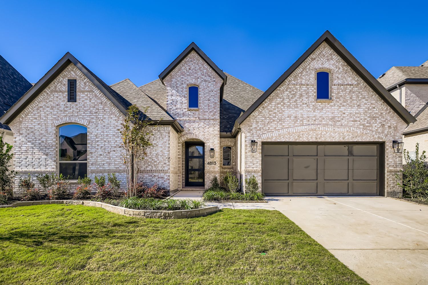4813 Strada - Front Elevation