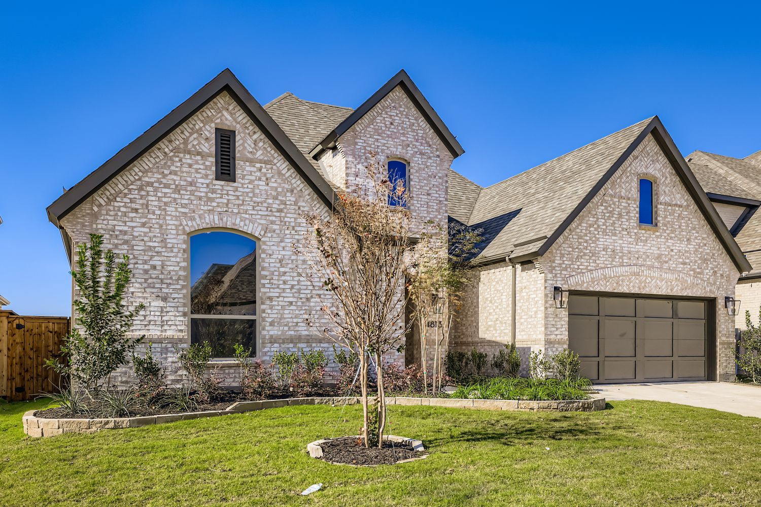 4813 Strada - Front Elevation