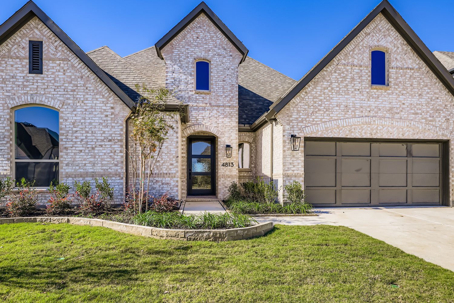 4813 Strada - Front Entryway