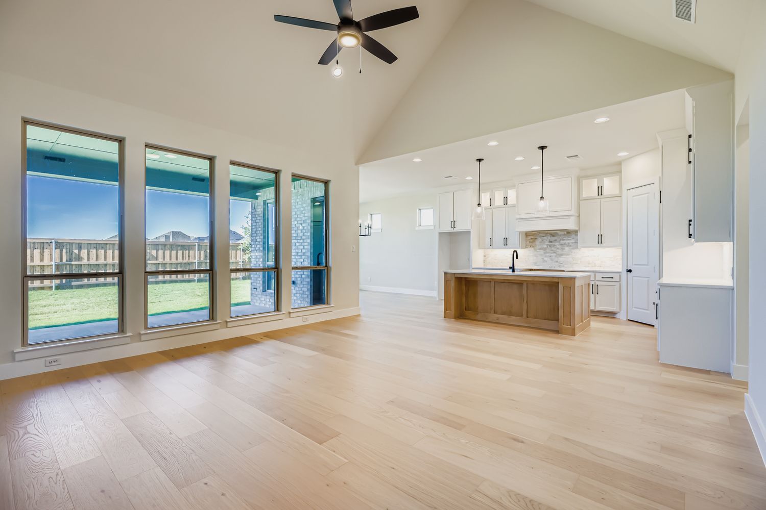 4813 Strada - Living Area