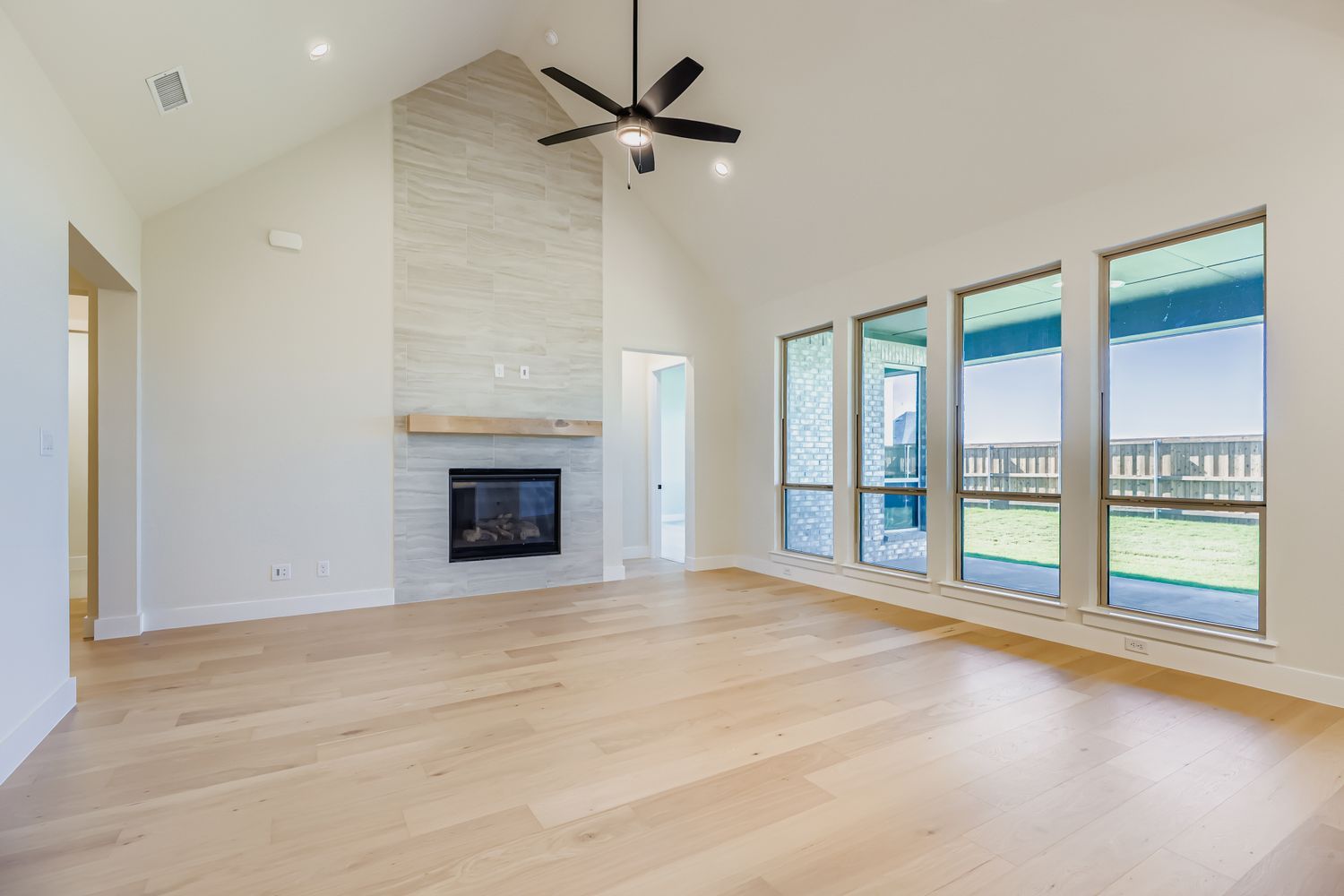 4813 Strada - Living Area