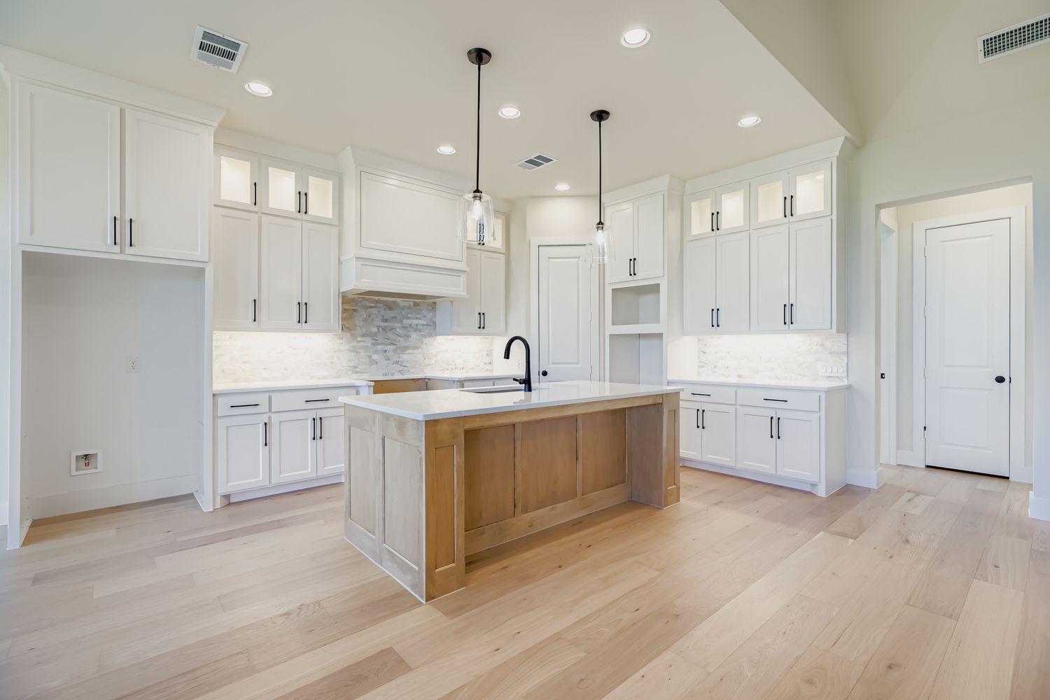 4813 Strada - Kitchen