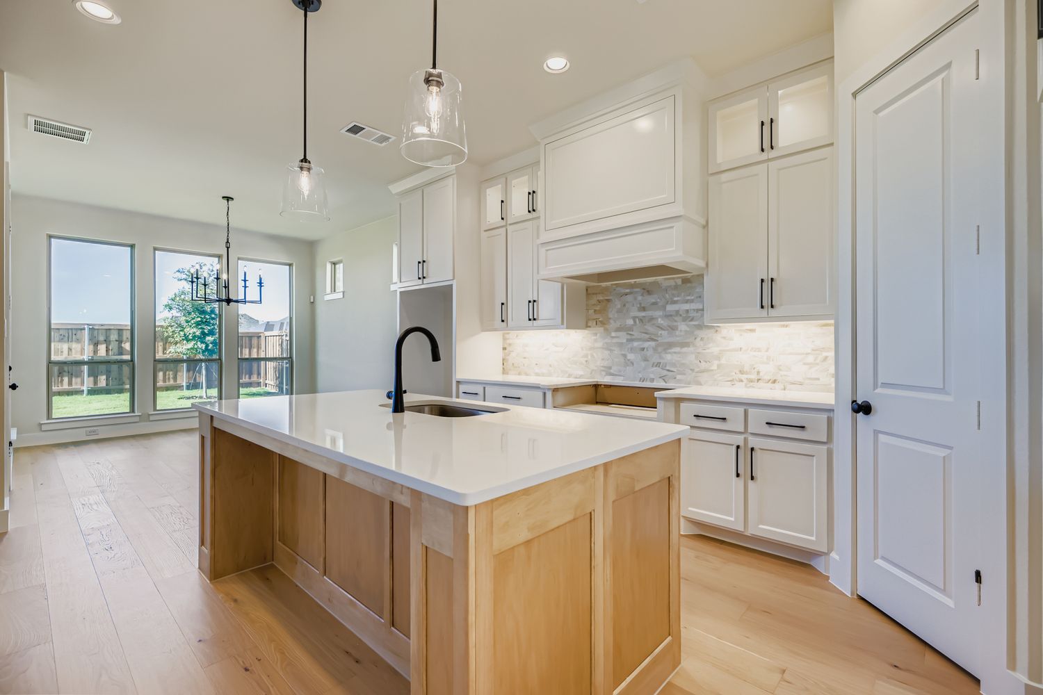 4813 Strada - Kitchen
