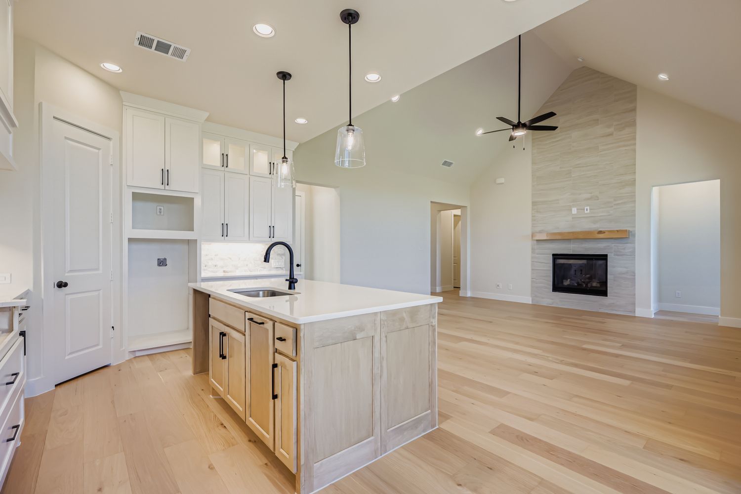 4813 Strada - Kitchen