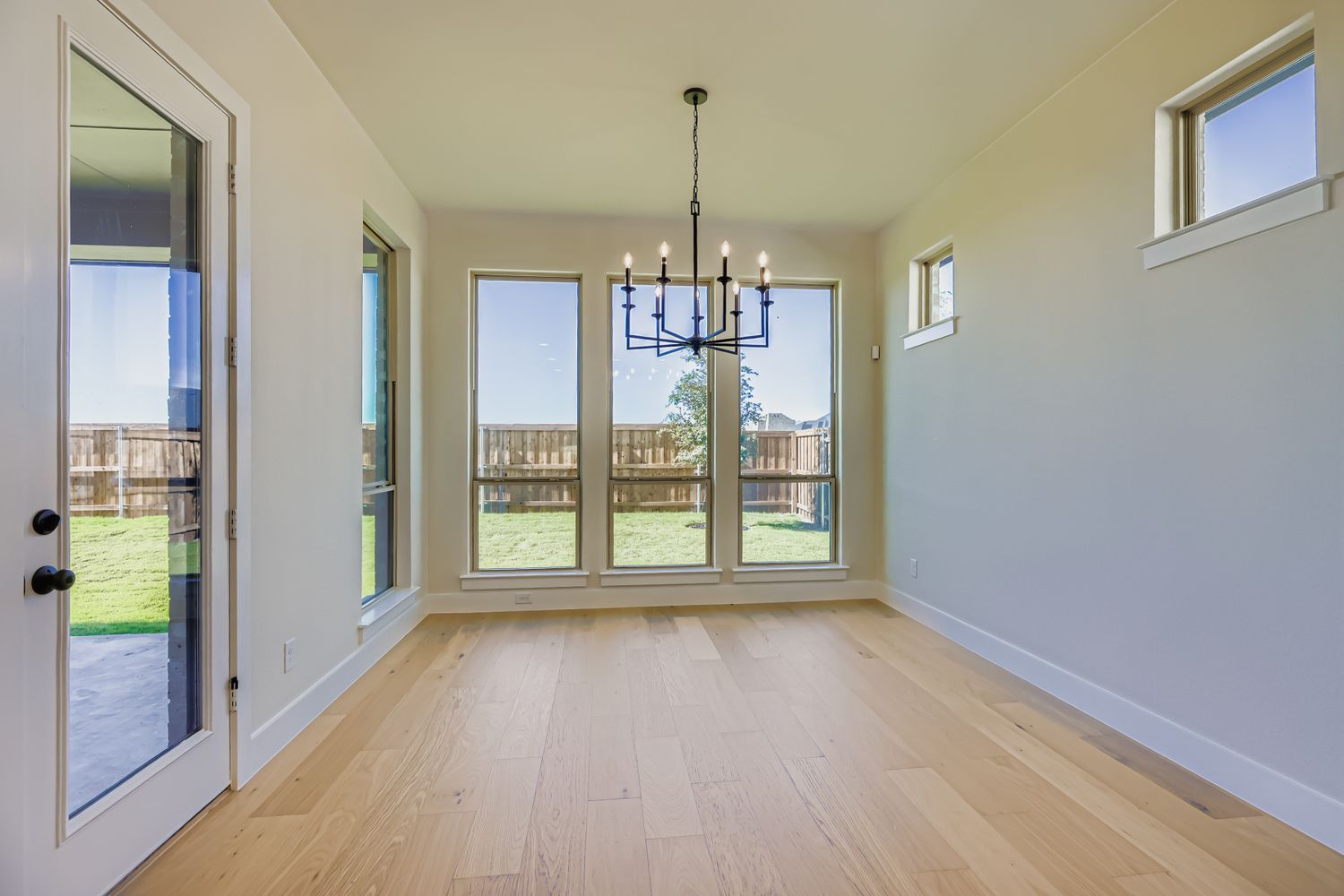 4813 Strada - Dining Area