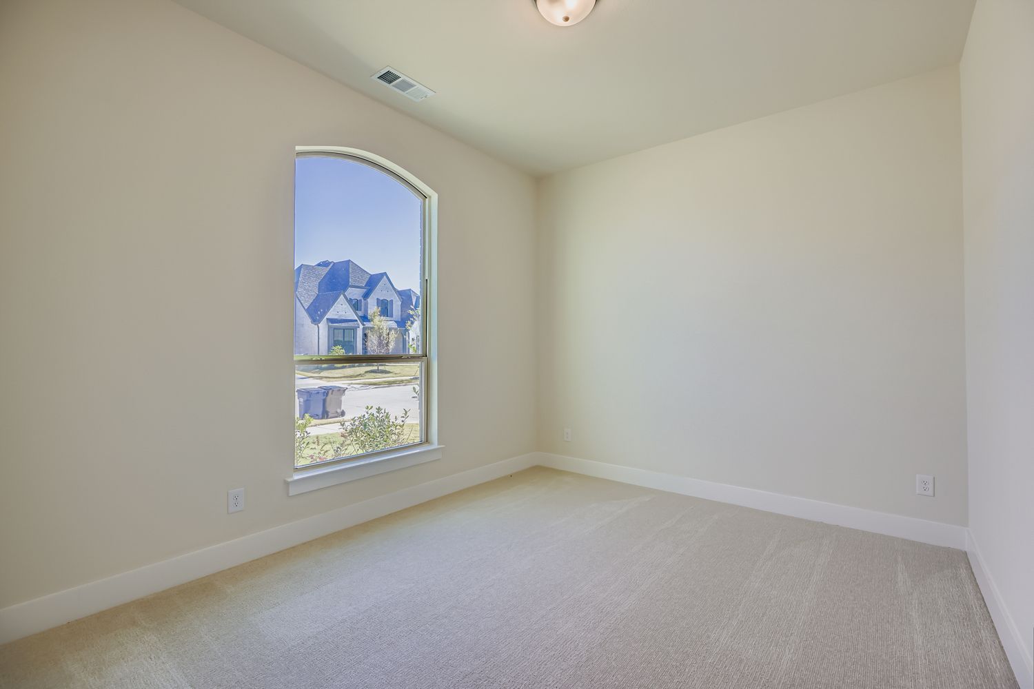 4813 Strada - Bedroom