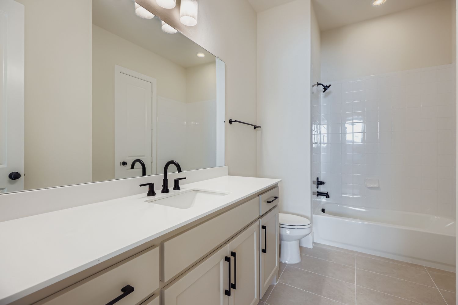 4813 Strada - Full Bathroom