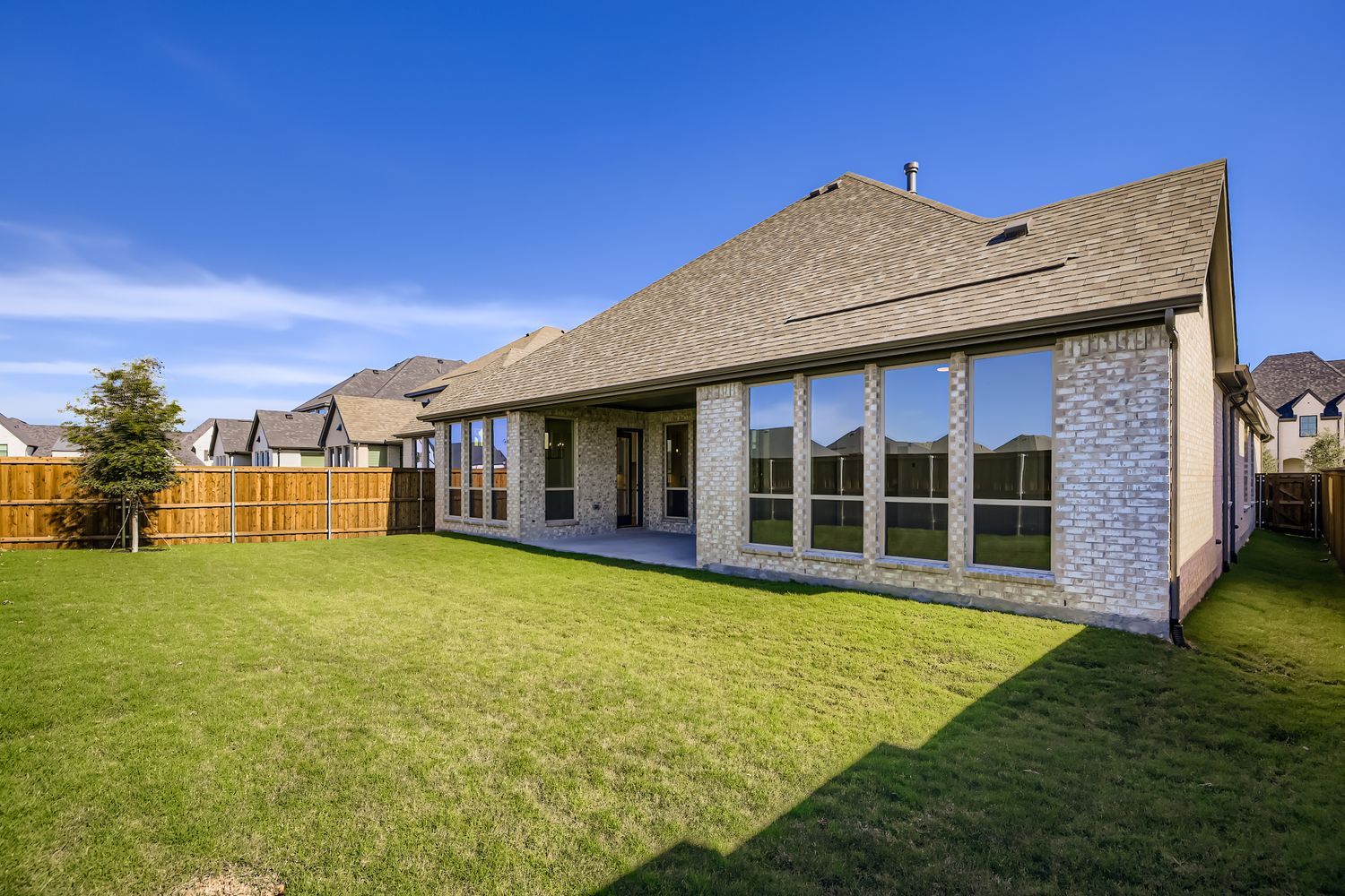 4813 Strada - Rear Exterior