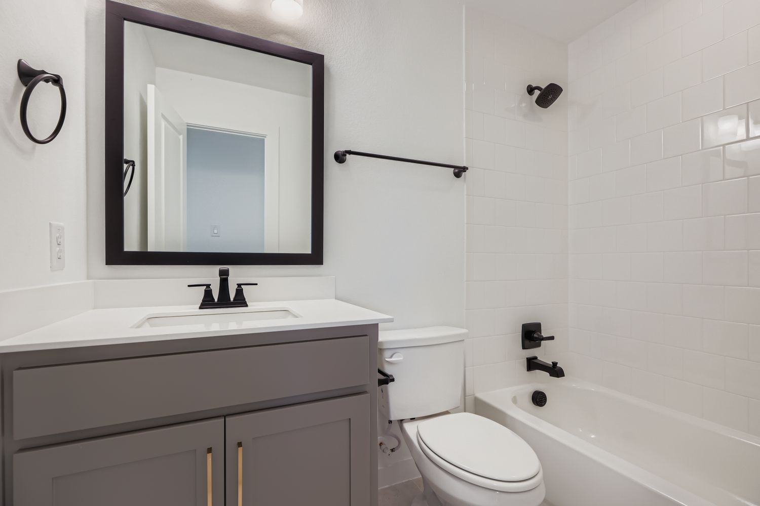 2651 Harvest - Full Bathroom
