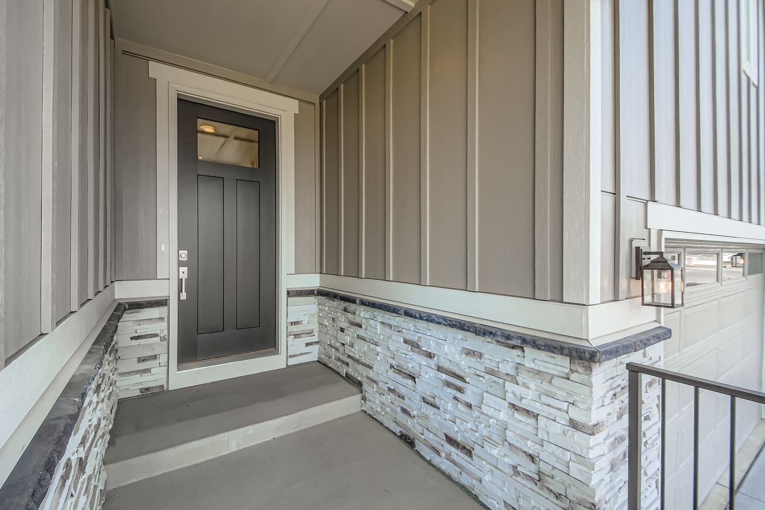 1825 Flourish - Front Entryway