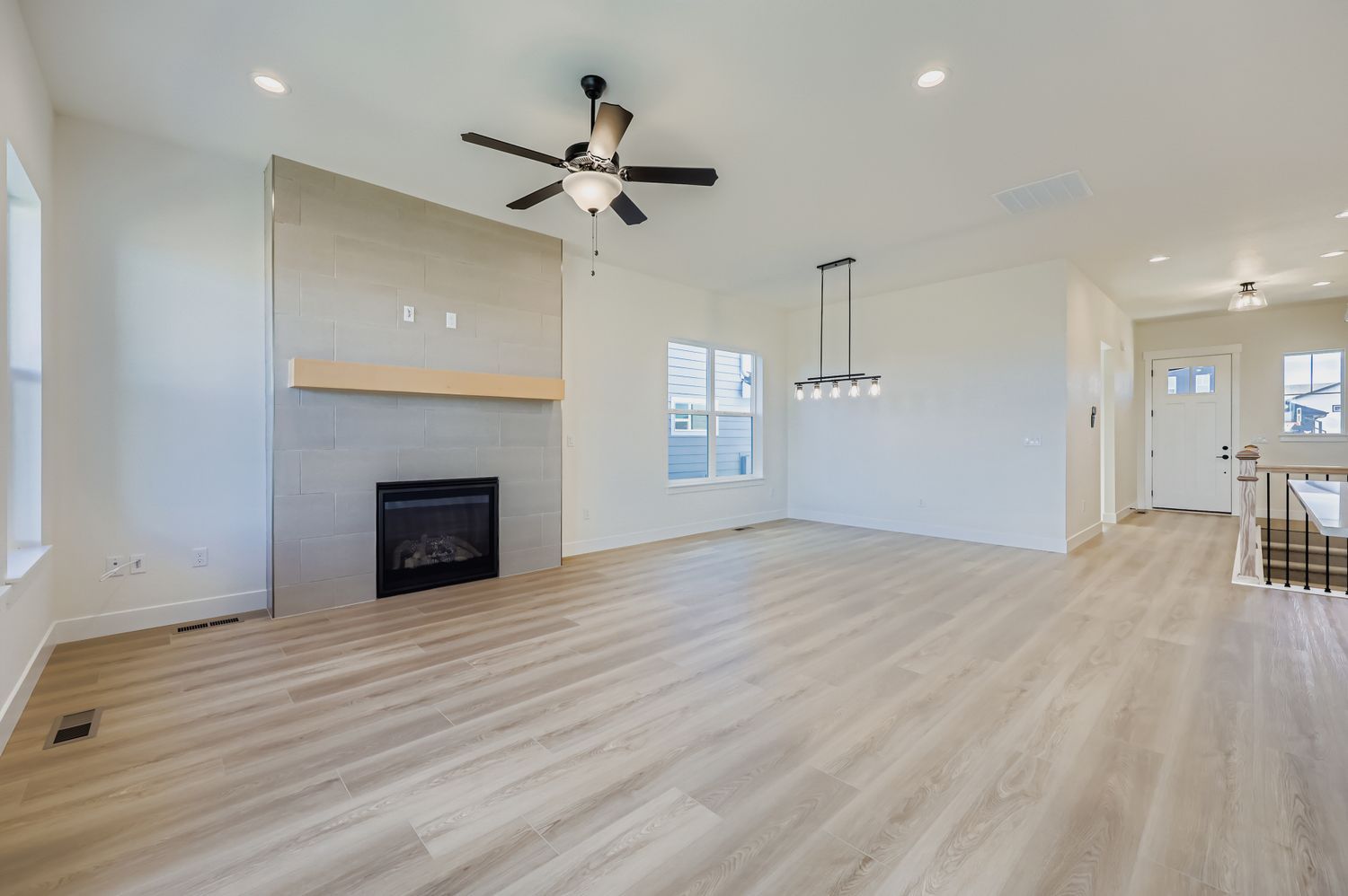 8451 Dines - Living Area