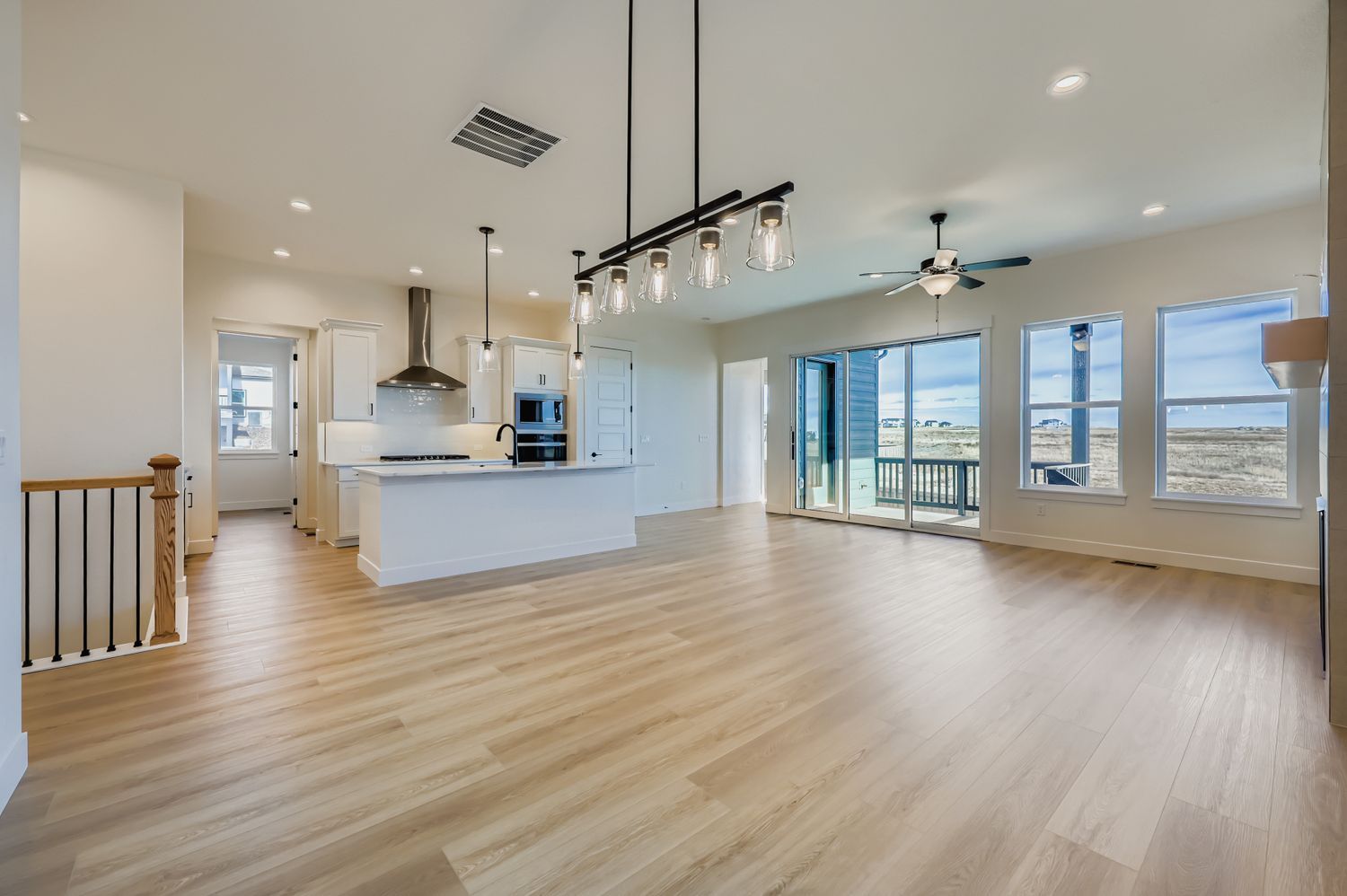 8451 Dines - Dining Area