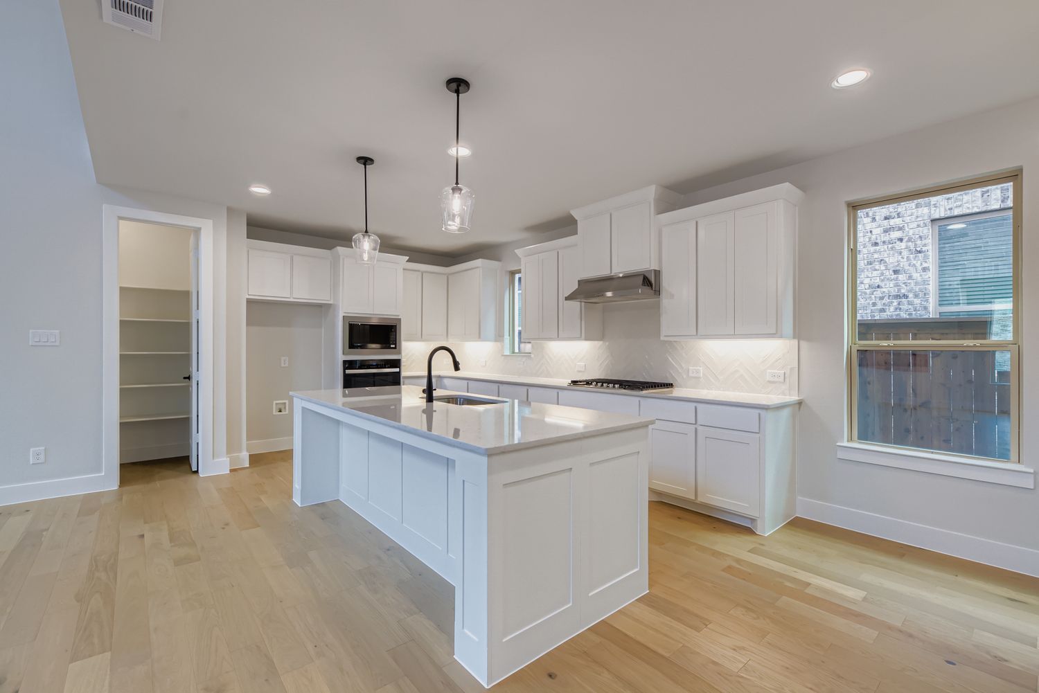 831 Stone Grove - Kitchen
