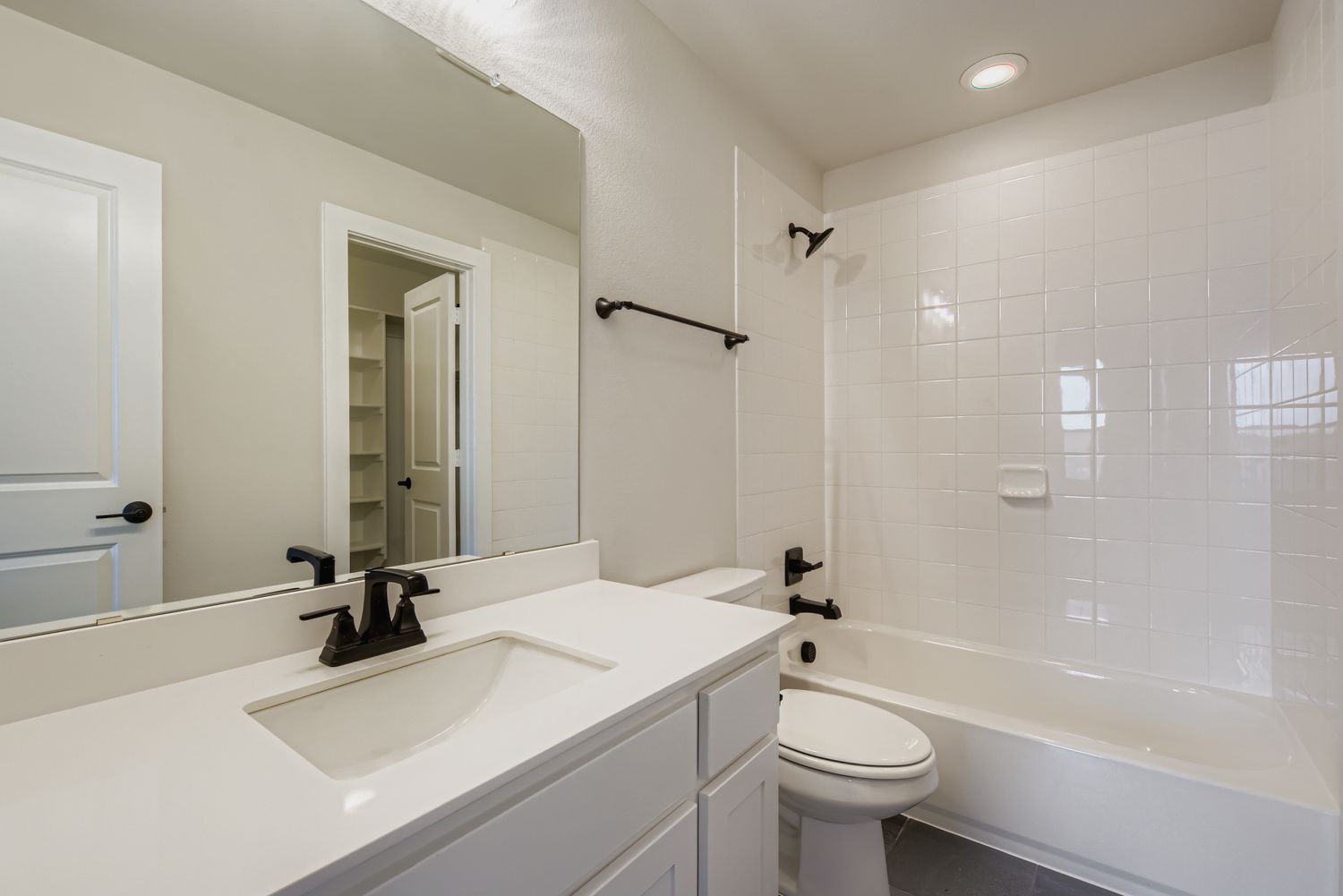 831 Stone Grove - Full Bathroom