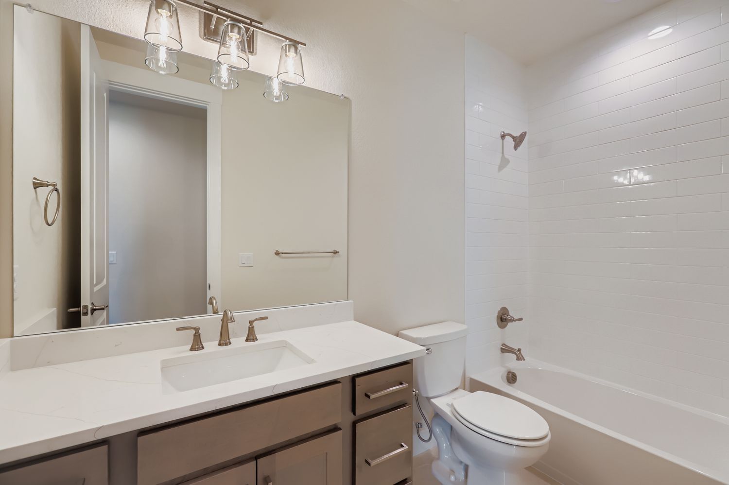1829 Flourish - Full Bathroom