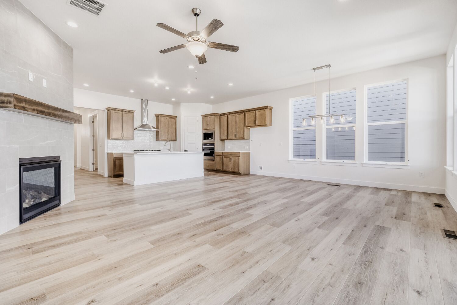 8006 Pennydale - Living Area
