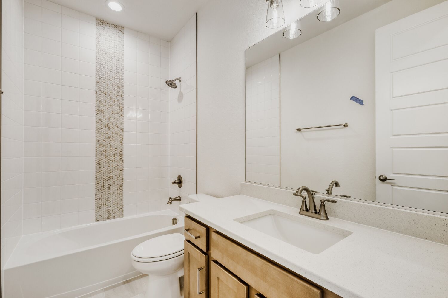 8006 Pennydale - Full Bathroom