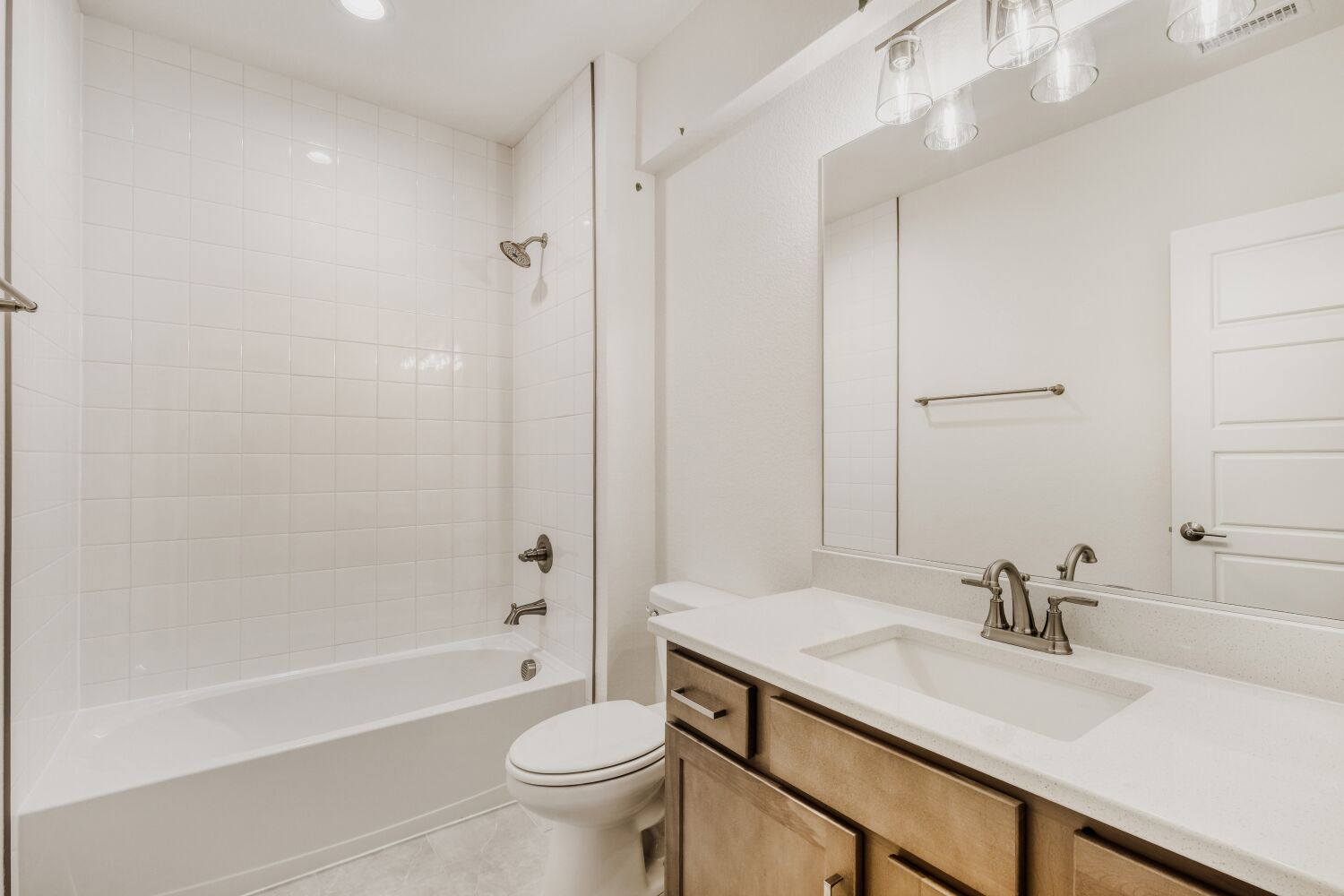8006 Pennydale - Full Bathroom