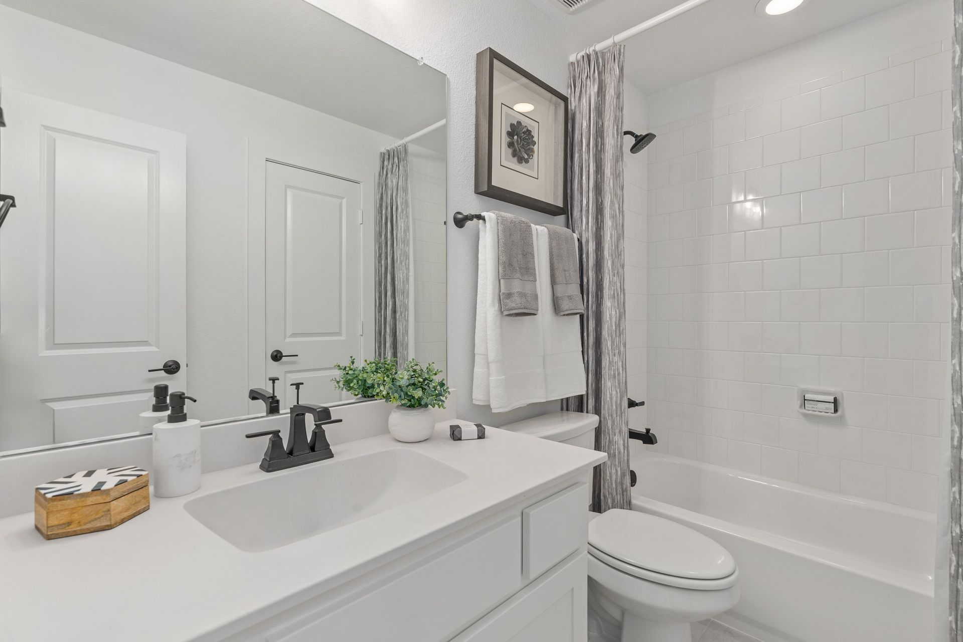 Secondary Bathroom with Tub Shower | Mosaic 40' Model Celina TX