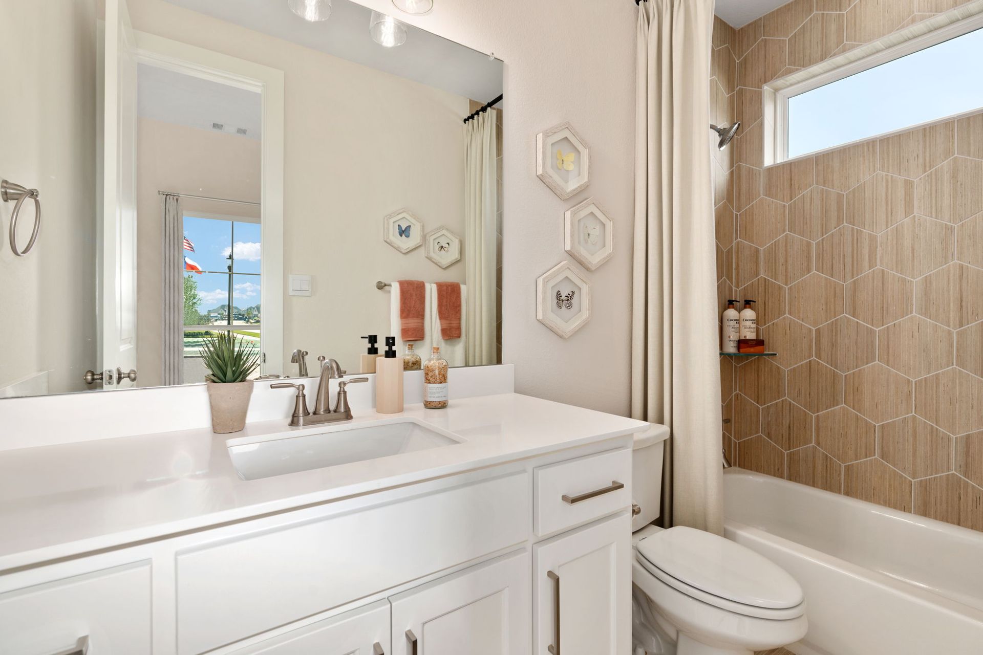 Secondary Bathroom with Tile Shower – Mosaic Celina 50' Model