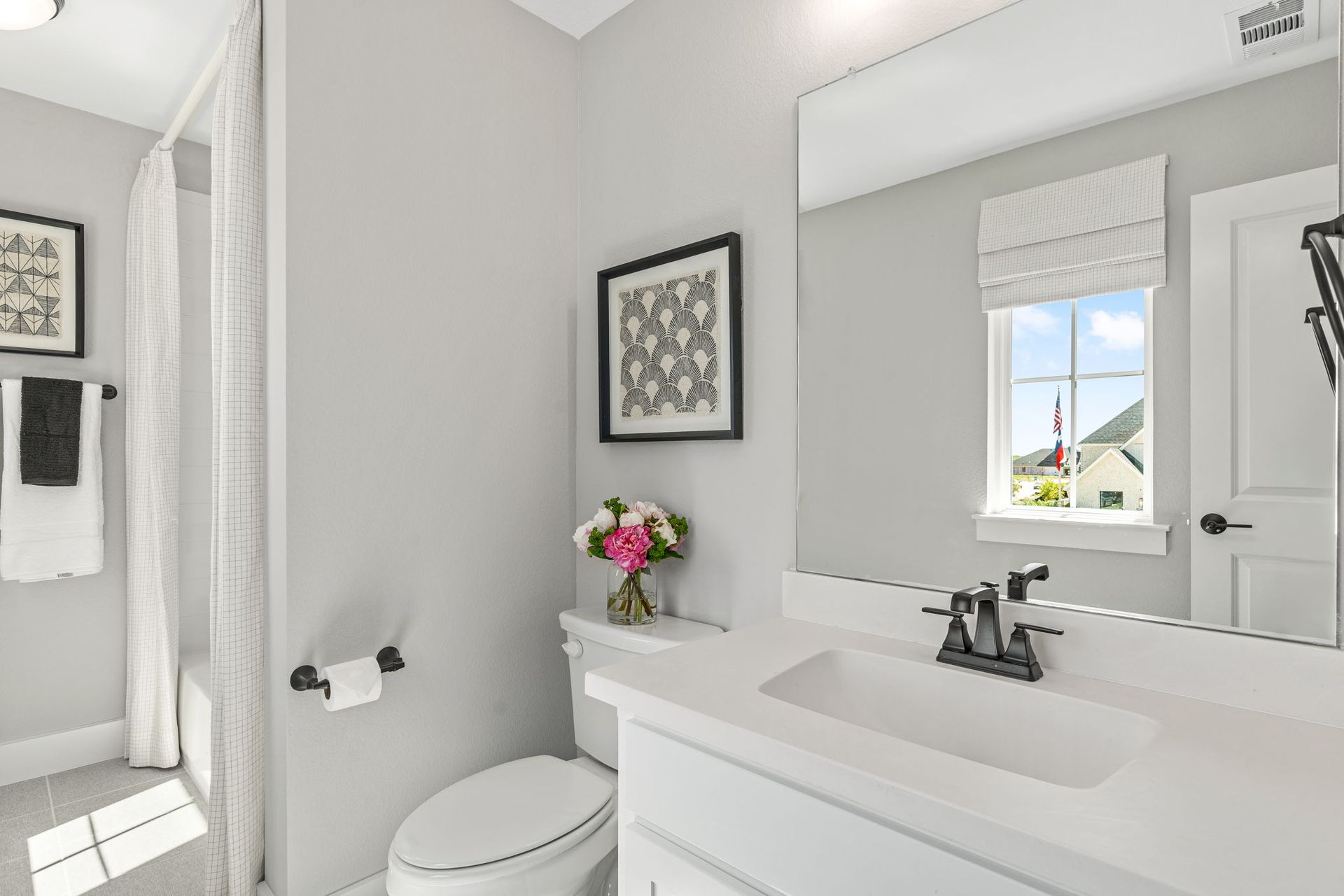 Secondary Bathroom with Natural Light | Mosaic 40' Model Celina TX
