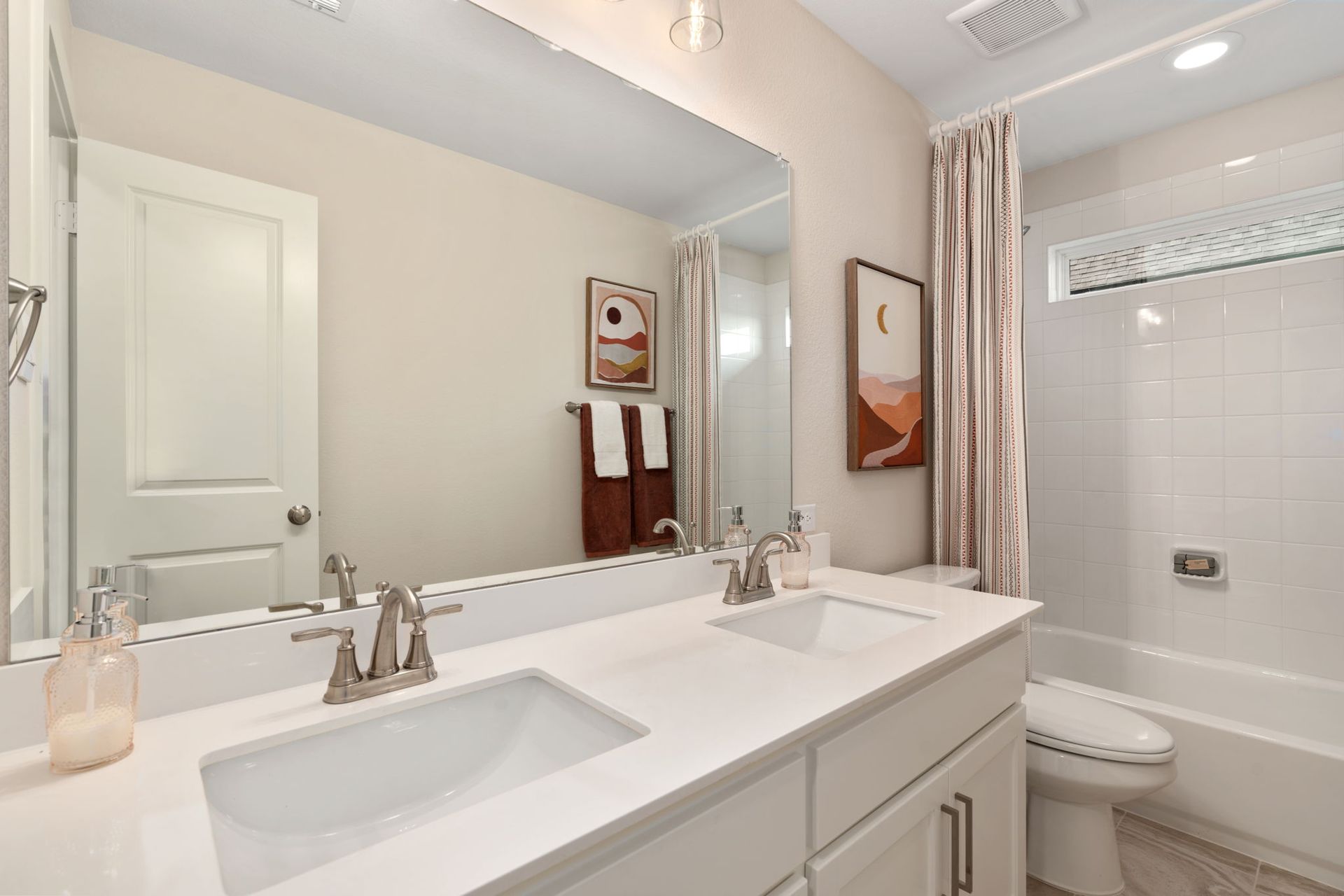Secondary Bathroom with Dual Sink Vanity – Mosaic Celina 50' Model