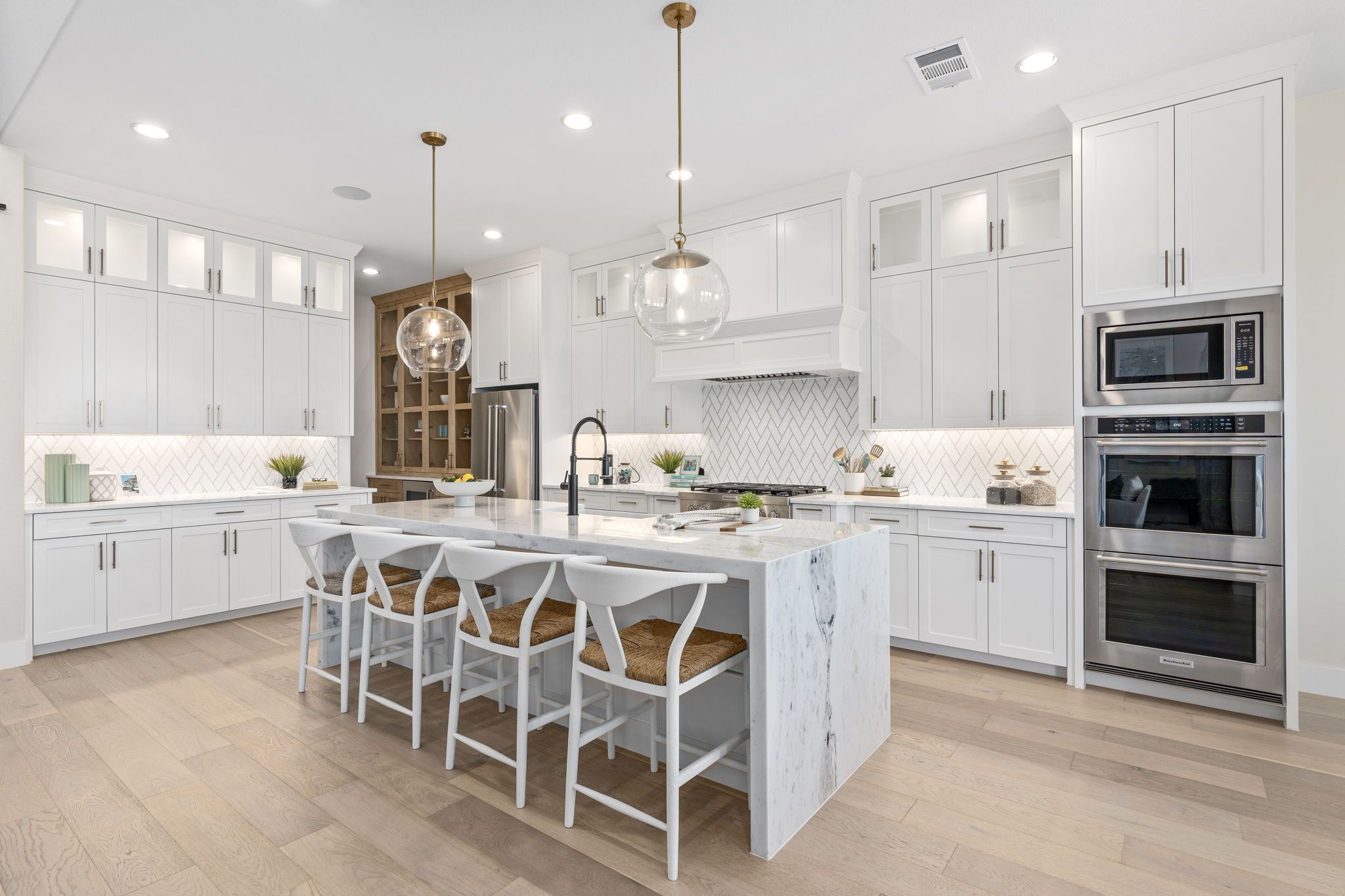 Gourmet Kitchen with Oversized Quartz Island – Mosaic 60' Model