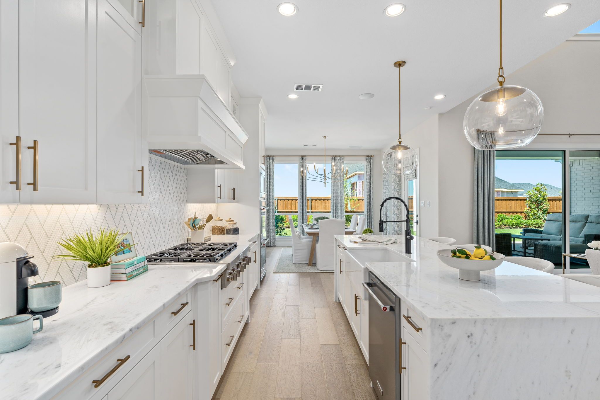 Kitchen to Dining Flow – Mosaic 60' Model