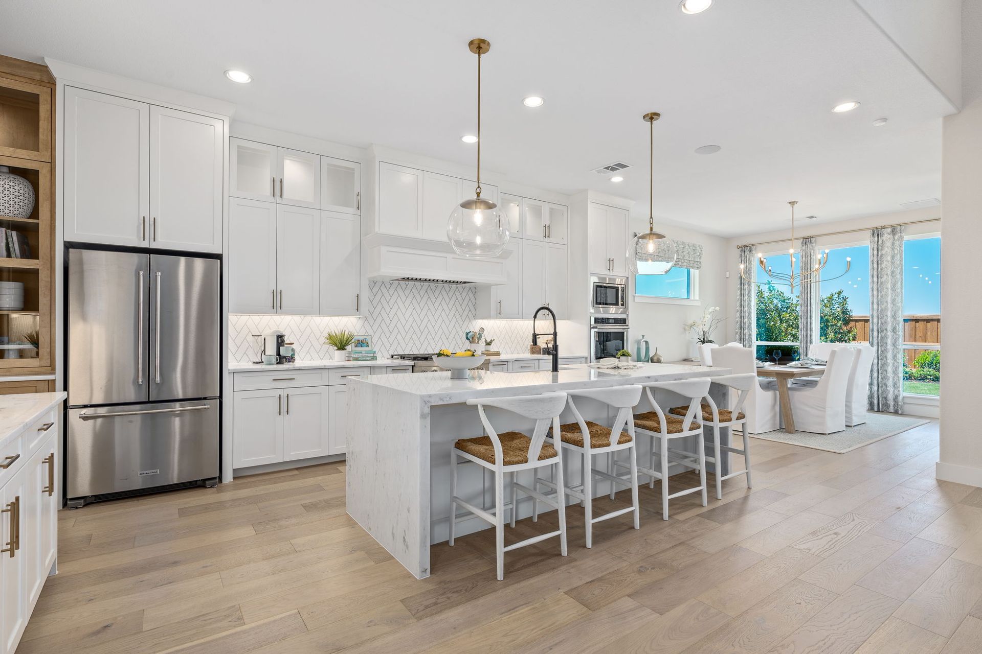 Kitchen to Dining Flow – Mosaic 60' Model