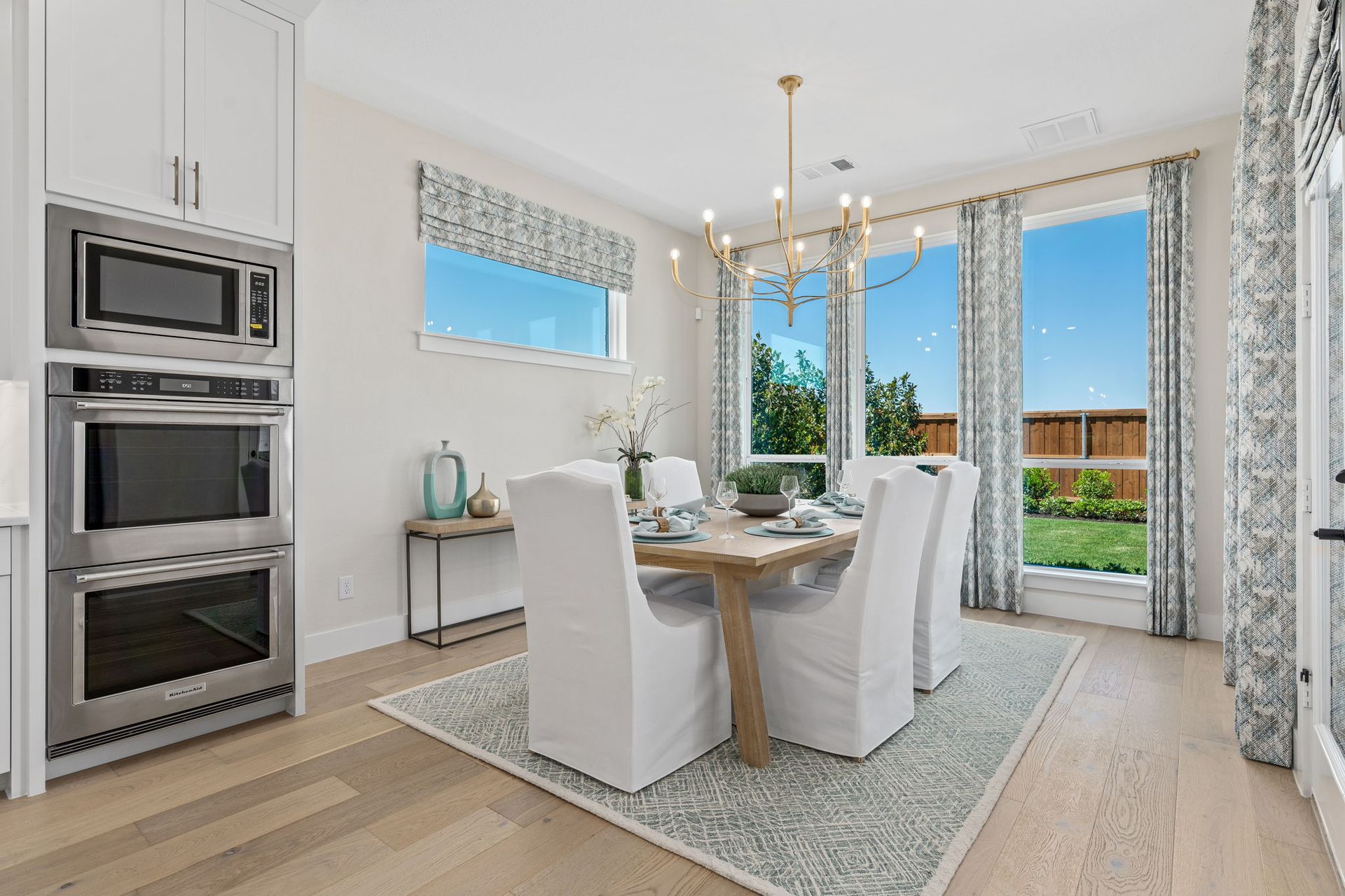 Dining Area with Designer Chandelier – Mosaic 60' Model