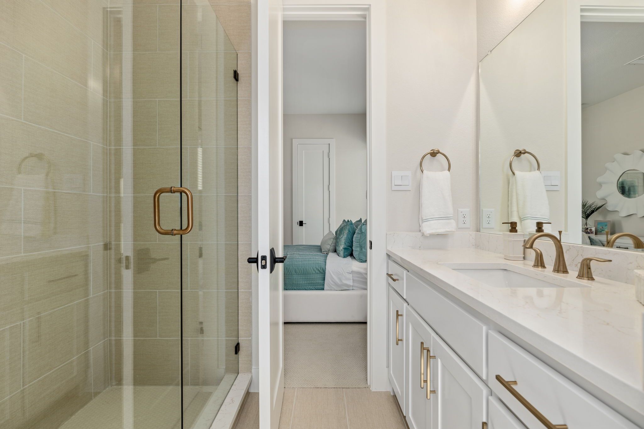 Secondary Bathroom with Walk-In Shower – Mosaic 60' Model