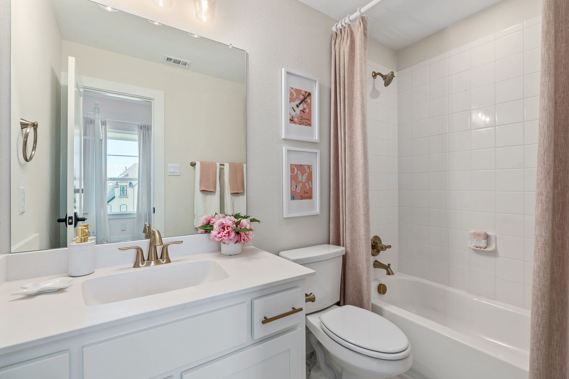 Secondary Bathroom with Quartz Vanity | Mosaic 60' Model Celina TX