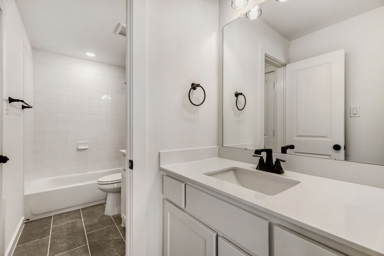 609 Damsel June - Full Bathroom