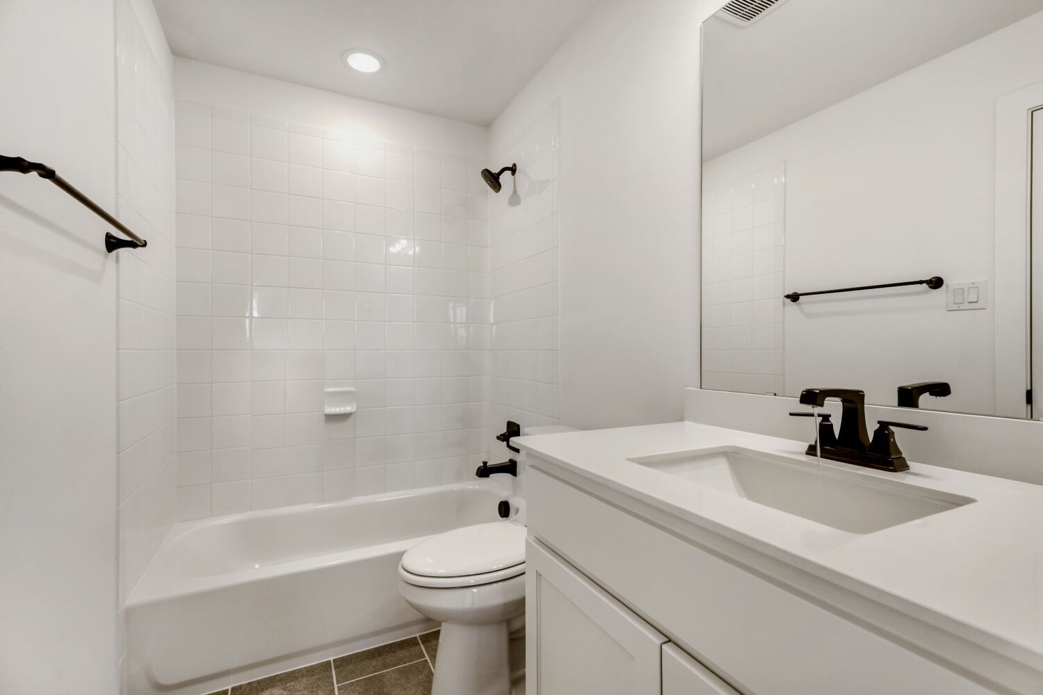 609 Damsel June - Full Bathroom