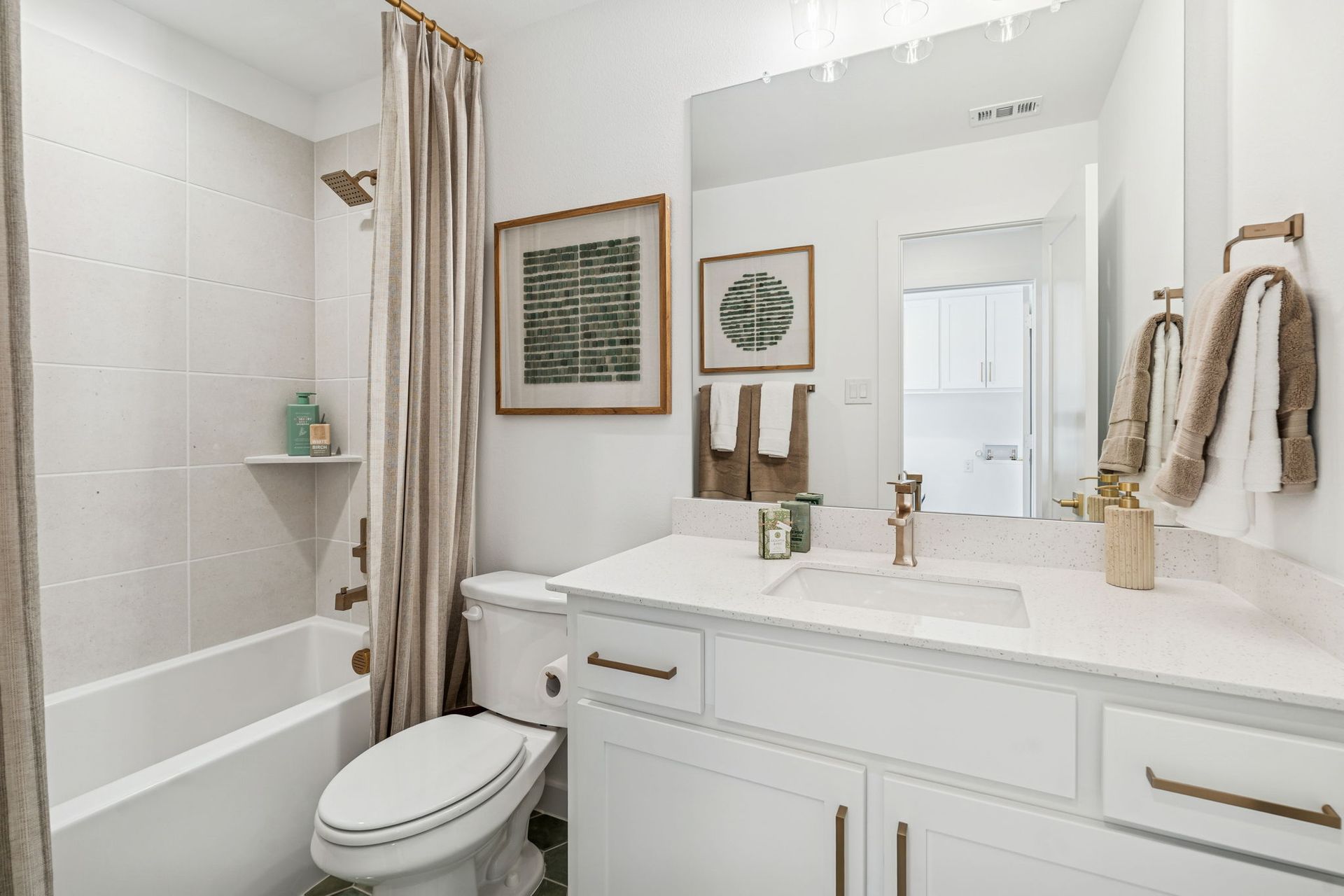 Designer Full Bath – Mustang Lakes Villas Celina TX